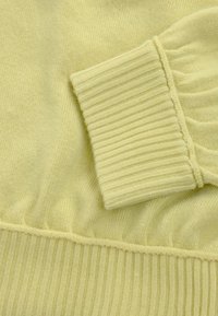 Jasnożółty sweter dziany z prążkowanym mankietem, teksturowanym materiałem oraz gładkim pasem w talii z marszczeniem.
