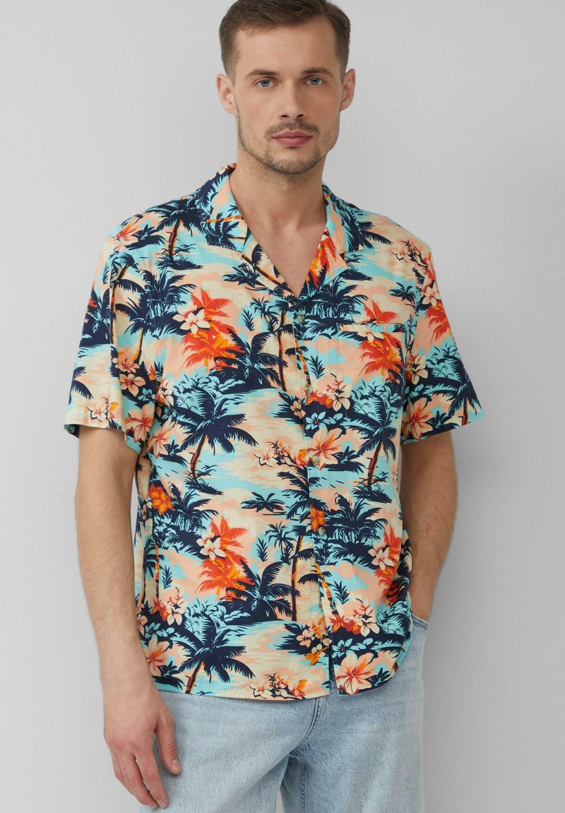 Kurzarmshirt mit einem tropischen Muster aus Palmen und Blumen in Orange-, Blau- und Cremetönen, gefertigt aus leichtem Stoff.