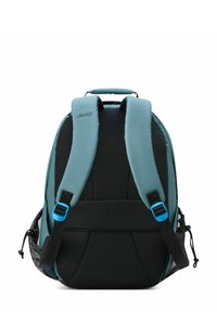 Zaino con una combinazione di colori blu teal e nero, con spallacci in mesh imbottiti, fibbie regolabili e un tessuto testurizzato per garantire durabilità.