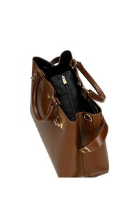 Hnědá kožená kabelka se strukturovaným designem, obsahující zipovou kapsu, zlaté kovové akcenty a dvojité uchy. Texturovaný povrch.