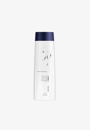 Hvid shampoo flaske med mørkeblå låg mærket "SP System Professional Silver Blond Shampoo" fra Wella Professionals.