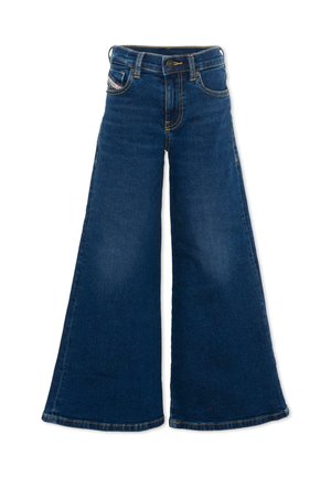 Jeans denim bleu foncé à jambes larges avec bouton sur le devant et poches, présenté à plat sur fond blanc.