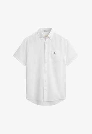 Camicia bianca a maniche corte con bottoni realizzata in tessuto leggero. Presenta una tasca sul petto con un piccolo logo. Collo classico e orlo curvato.