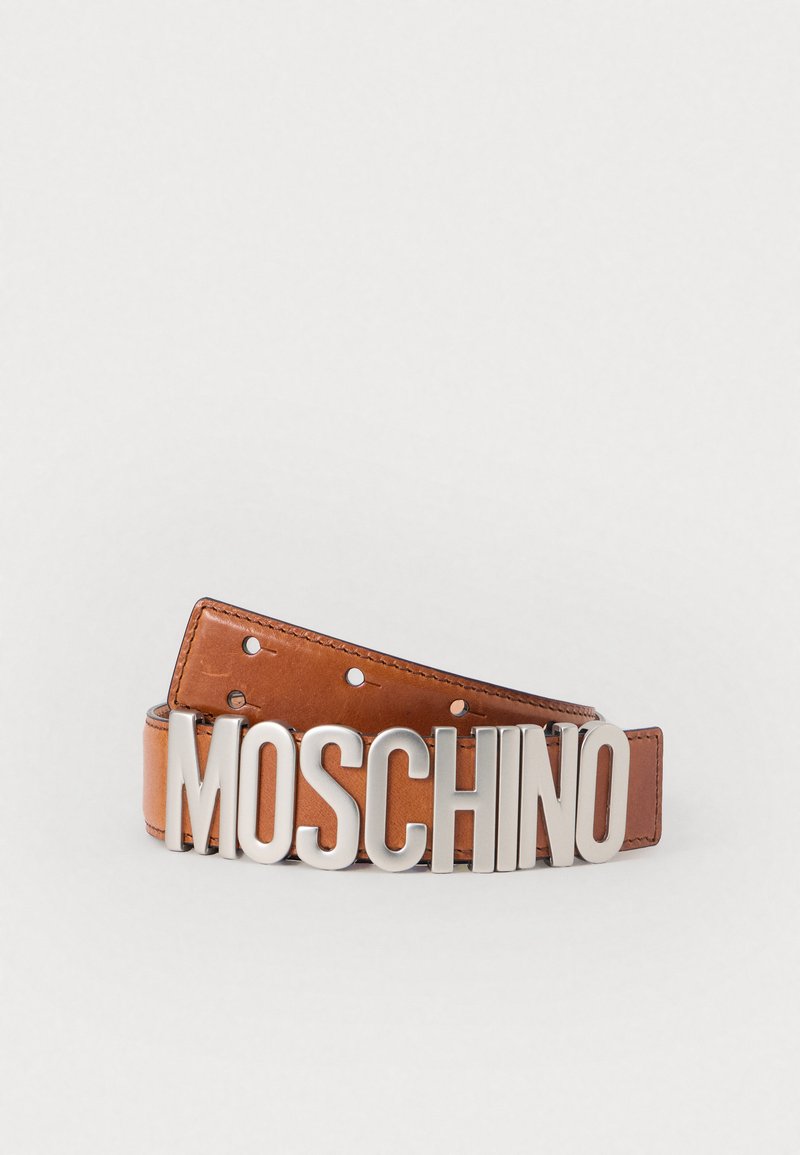 Cinto de couro castanho apresentando uma grande fivela de metal prateado "MOSCHINO" com um acabamento suave e vários buracos de ajuste.