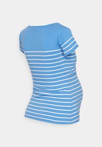 Blå kortärmad topp med vita horisontella ränder, rund hals och figurnära passform; tillverkad av mjukt, elastiskt tyg.