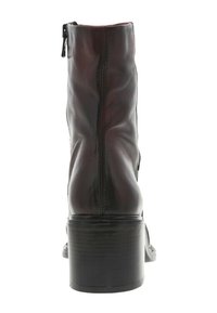 Bottine en cuir noir avec un bout rond, un talon en bloc de hauteur moyenne, une fermeture éclair à l'arrière et des détails de couture subtils le long du côté.