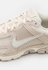 Nike Sportswear ZOOM VOMERO 5 - Sapatilhas - light orewood brown