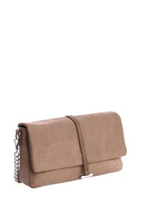 Bolso de mano de ante beige con una tapa plegable, forma plana y correa de cadena plateada, con un diseño minimalista y un acento metálico.