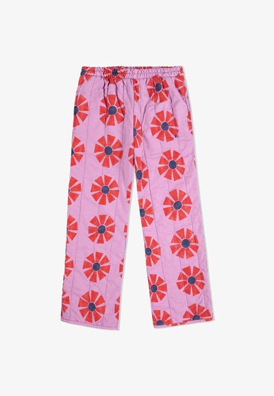 Lichtroze broek met een bloemenpatroon met rode bloemen en blauwe centra. Elastische tailleband, recht gesneden ontwerp, textuurstof.