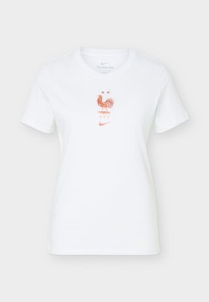 Biały krótki rękaw T-shirt Nike z centralnym pomarańczowym emblematem koguta, dwoma gwiazdkami nad nim, literami FFF i logo Nike poniżej.