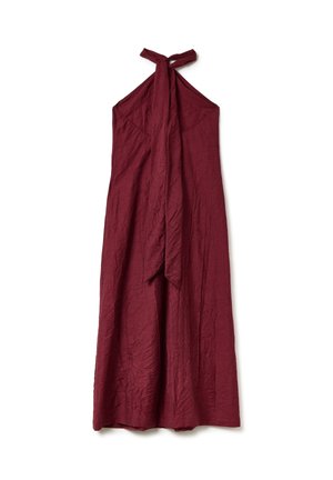Vestido burgundy sin mangas hecho de tela arrugada, con un lazo al cuello y una silueta fluida hasta los tobillos.