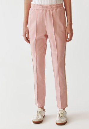 Roze sportbroek met een relaxte pasvorm, voorzien van zijstrepen in een contrasterende kleur, elastische tailleband en geplooide details aan de voorkant.