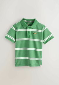 Polo vert à manches courtes avec des rayures horizontales blanches, patte à deux boutons et logo brodé sur le côté gauche de la poitrine.