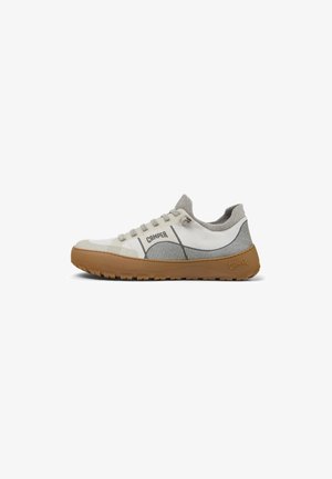 Zapatilla ligera en blanco roto y gris. Presenta una parte superior de malla, suela de goma y acentos texturizados. Diseño con cordones y detalle del logo.
