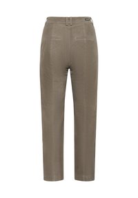 Taupekleurige suède broek met rechte pijpen, achterzakken met paspel, riemlussen en een klein zwart merklabel op de tailleband.