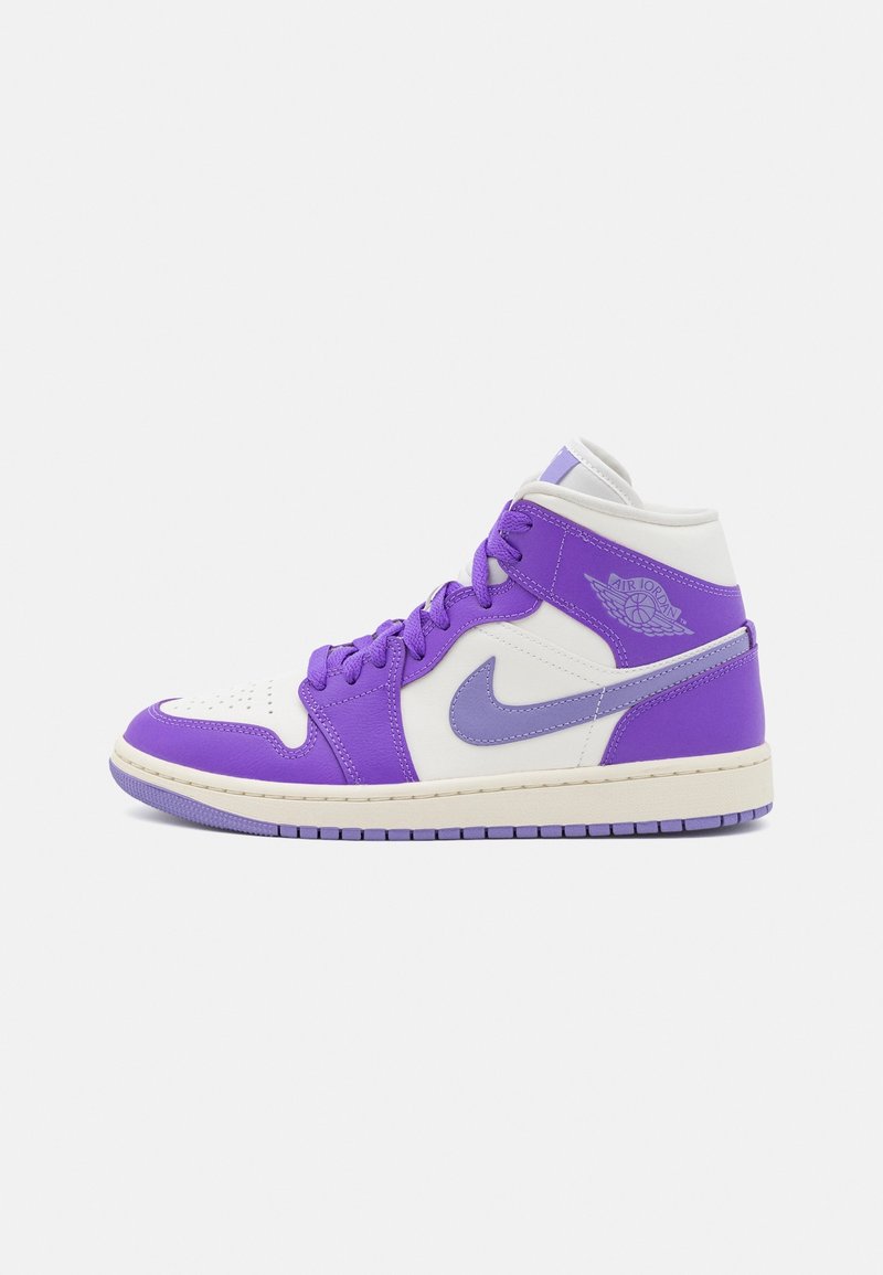 Baskets montantes blanches et violettes avec le logo Nike swoosh et le logo ailes Air Jordan, semelle plate et design à lacets sur fond uni.