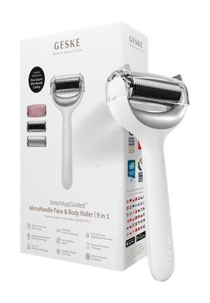 Witte micro-naald gezicht- en bodyroller met afneembare koppen, getoond naast de doos waarop functies en app-compatibiliteitsbadges staan weergegeven.