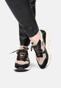 Sneaker multicolori con un mix di camoscio e rete, con accenti neri, color biscotto e rosa, dettagli a motivo e lacci neri.