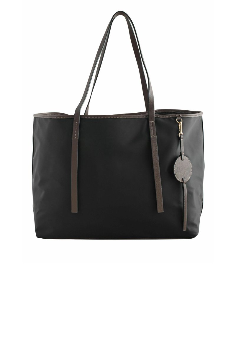 Bolso grande tipo tote negro hecho de material duradero, con asas largas de color marrón y una etiqueta circular con clip para un detalle adicional.