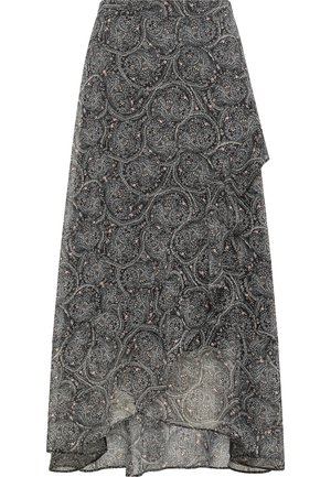Musta ja harmaa paisley-kuvioinen hame, jossa on röyhkeä helma, kevyt kangas ja epäsymmetrinen muotoilu. Sisältää monimutkaista yksityiskohtaa ympäriinsä.