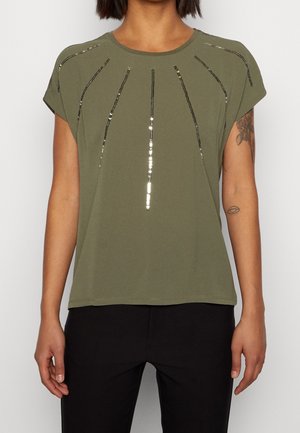 Oliwkowo-zielona bluzka z krótkim rękawem, okrągłym dekoltem i metalicznymi akcentami rozchodzącymi się od ramion. Wykonana z gładkiego materiału, o luźnym kroju.