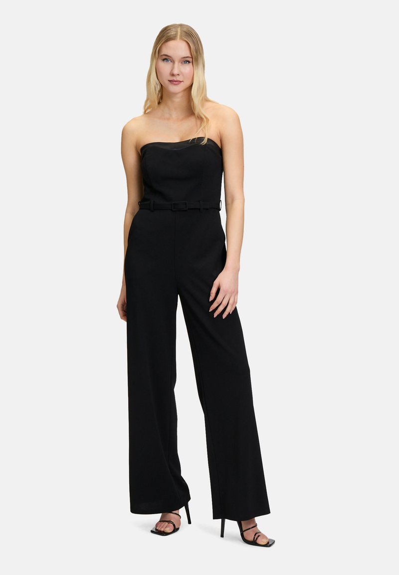 Zwarte strapless jumpsuit met een aansluitende buste, wijde pijpen en een bijpassende riem in de taille. Gladde stof met een gestructureerd silhouet.