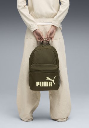 Mochila de nailon verde con compartimentos con doble cremallera. Presenta un gran logo blanco de PUMA en la parte frontal y un bucle de tela para colgar.