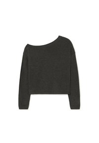 Top de manga larga corta de color gris oscuro con escote asimétrico. Textura suave, ajuste relajado y puños acanalados. Diseño minimalista.