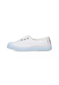 Scarpa slip-on bianca in tela con suola in gomma azzurro chiaro, caratterizzata da tre occhielli metallici sulla parte superiore e dettagli di cucitura sottili.