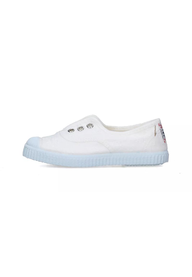 Scarpa slip-on bianca in tela con suola in gomma azzurro chiaro, caratterizzata da tre occhielli metallici sulla parte superiore e dettagli di cucitura sottili.