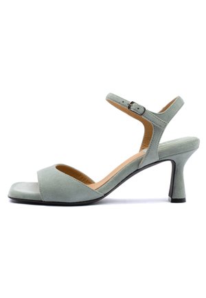 Hellgrüne Sandalette aus Wildleder mit offenem Zehenbereich, Knöchelriemen, Schnallenverschluss und mittelhohem, spitz zulaufendem Absatz.