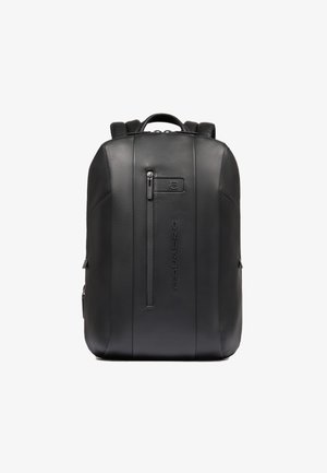 Schwarzer Lederrucksack mit schlankem Design, ausgestattet mit einem oberen Griff, gepolsterten Schulterriemen, einer vorderen Reißverschlusstasche und einer eingravierten Marke an der Seite.