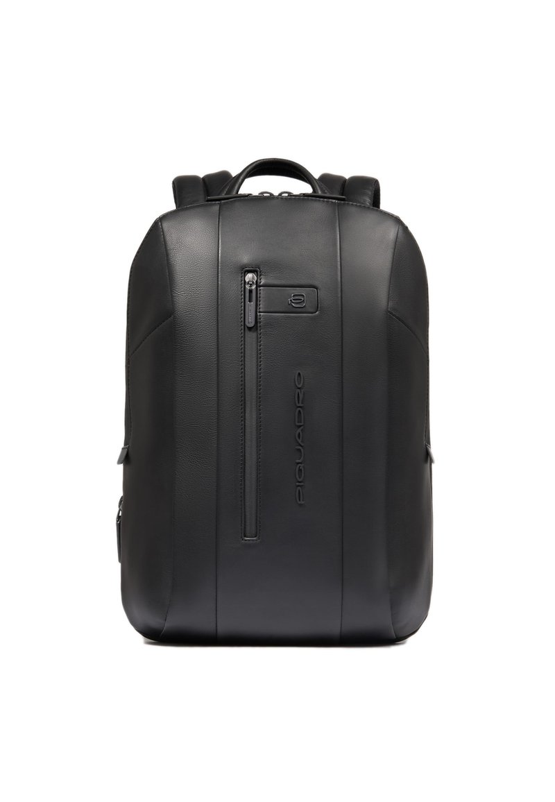 Zwarte leren rugzak met een slank ontwerp, voorzien van een bovenhandvat, gevoerde schouderriemen, een voorvak met rits en een reliëflogo aan de zijkant.