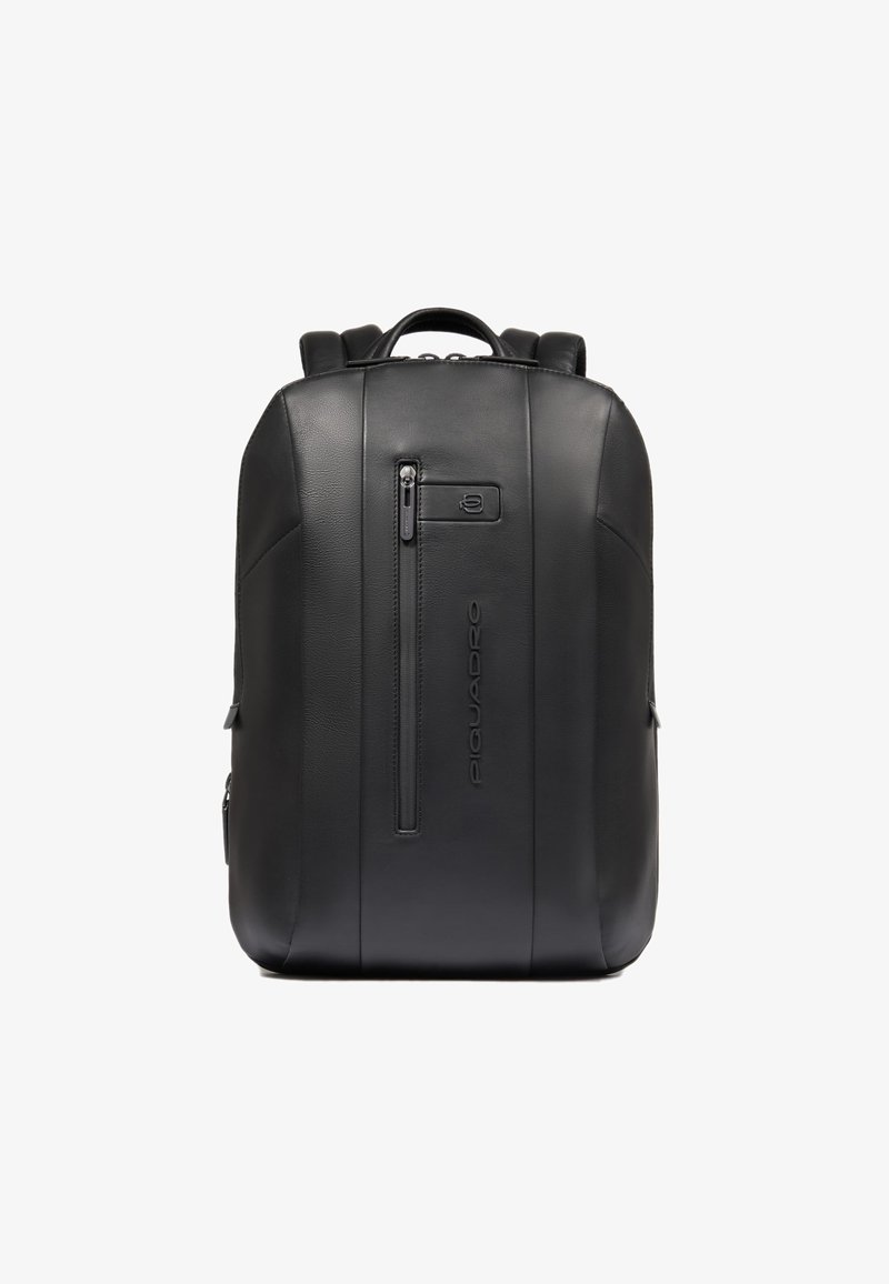 Zwarte leren rugzak met een slank ontwerp, voorzien van een bovenhandvat, gevoerde schouderriemen, een voorvak met rits en een reliëflogo aan de zijkant.