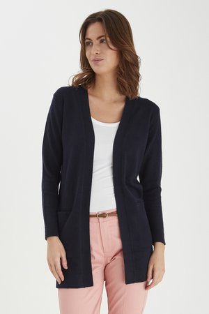 Cardigan tricot navy avec un col en V, une ouverture sur le devant, des manches longues et deux poches avant. Texture douce, tissu léger.