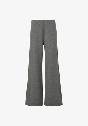 Pilkos pločio kelnės, pagamintos iš minkštos, tekstūruotos medžiagos, su aukšta juosmens linija ir minimaliomis siūlėmis. Turintis tiesų kirpimą nuo klubų iki apačios.