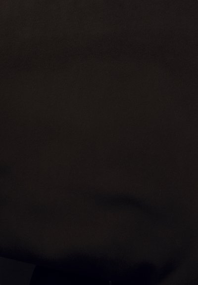 Tecido preto com uma textura de superfície suave. O design é uniforme, sem padrões ou hardware visíveis.