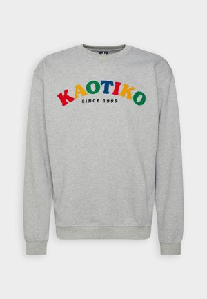 Hellgraues Sweatshirt mit Rundhalsausschnitt und farbigem "KAOTIKO"-Schriftzug sowie "Since 1999" darunter auf der Brust gedruckt.