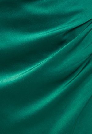 Satin stof in diep groen, met een gladde textuur en subtiele glans, waarbij de zachte val zorgt voor elegante plooien en rondingen.