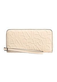 Cartera de cuero beige con logo embosado, forma rectangular, cierre con cremallera y correa de muñeca desmontable. Textura lisa con un ligero brillo.