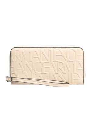 Portafoglio in pelle beige con logo impresso, forma rettangolare, chiusura con zip e tracolla staccabile. Texture liscia con un leggero lucido.