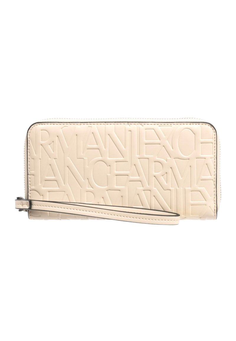 Cartera de cuero beige con logo embosado, forma rectangular, cierre con cremallera y correa de muñeca desmontable. Textura lisa con un ligero brillo.