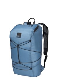 Helle blaue Jack Wolfskin Rucksack aus Nylon. Verfügt über ein großes Hauptfach, Netzträger und elastische Schnüre für die externe Aufbewahrung.