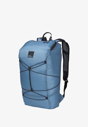 Zaino Jack Wolfskin di colore azzurro chiaro realizzato in nylon. Dotato di un ampio scomparto principale, spallacci in rete e cordini elastici per il trasporto esterno.