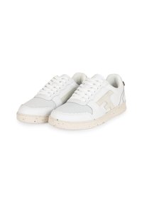 Sneakers bianchi con upper in mesh testurizzato e pelle, dettagli perforati e suola in off-white maculato. Inclusi lacci e linguetta imbottita.