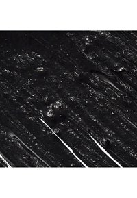 Schwarze strukturierte Oberfläche mit sichtbaren Streifen und einem glänzenden Schimmer, die tiefe Rillen und subtile Highlights aufweist.