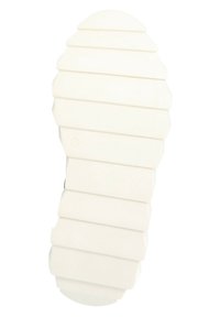 Sula av en sko, texturerad med horisontella ränder, i solid vitt. Har en rundad tå och prägling av storleksangivelse. Slät yta.