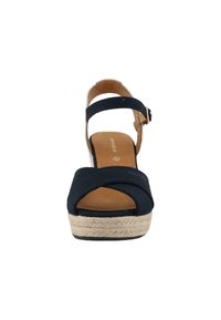 Sandales espadrilles marine avec une plateforme en jute tissée, un design à brides croisées, une sangle de cheville réglable et une semelle intérieure lisse semblable à du cuir.