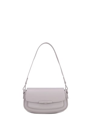 Lichtgrijze leren schoudertas met een klep en verstelbare band, met subtiele stiksels en een klein voorlabel.