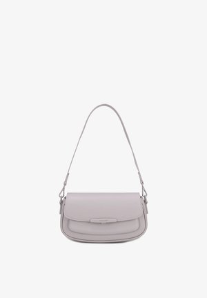 Sac à bandoulière en cuir gris clair avec fermeture à rabat et sangle réglable, avec des coutures discrètes et une petite étiquette frontale.